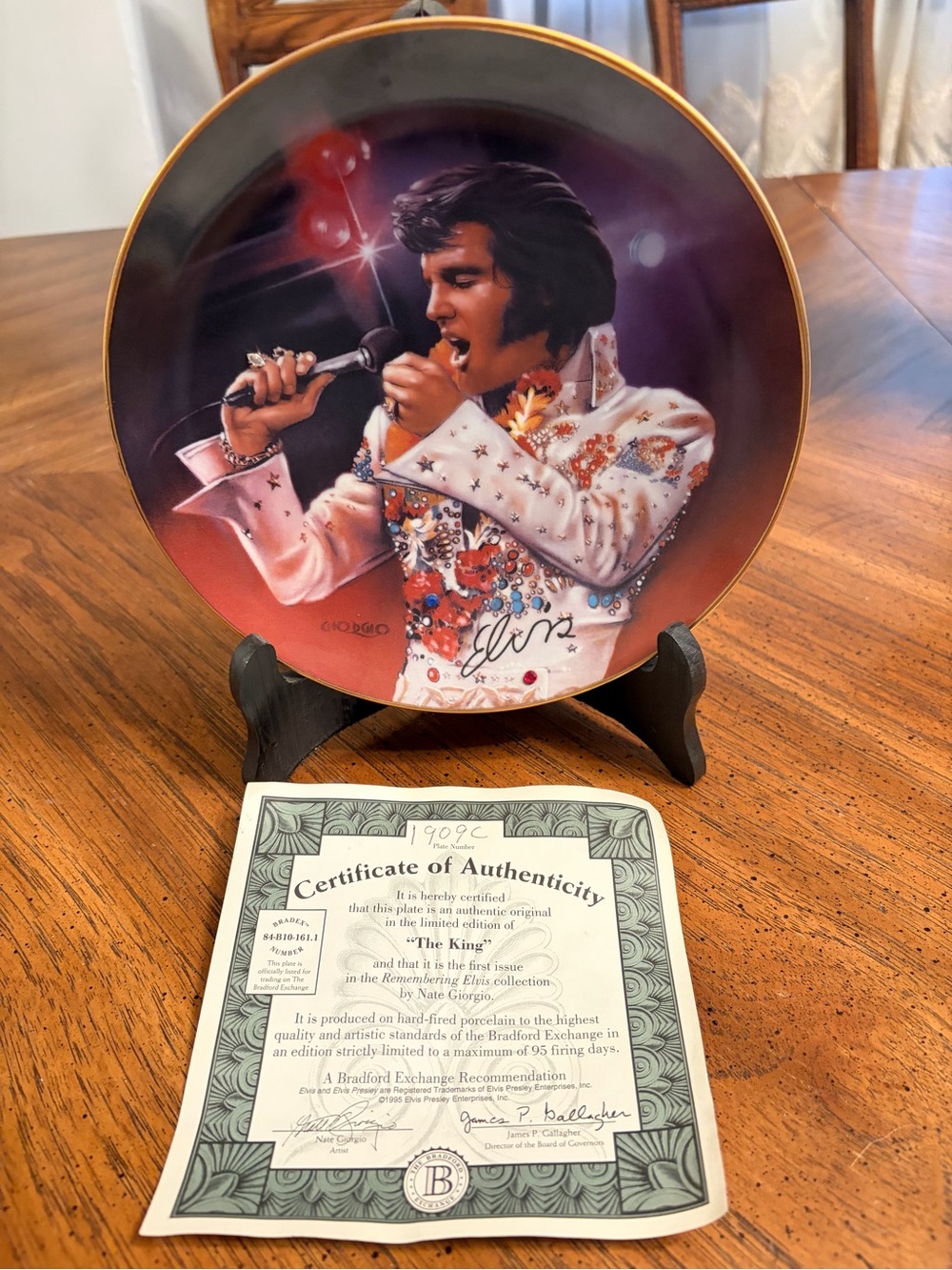 Elvis Presley 1995 “The King”Collectible Decorative Plate - with stand